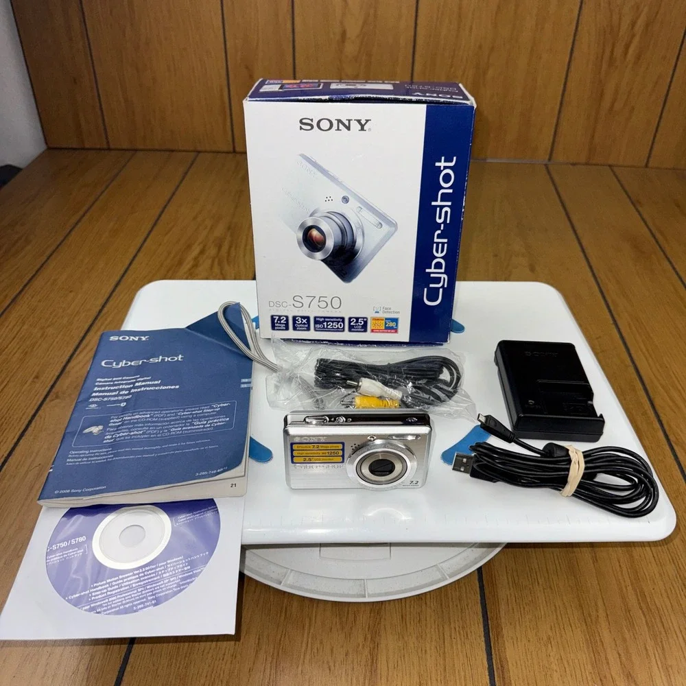 Sony Cyber-shot DSC-S750 Digital Camera 7.2MP Silver 3x Zoom Boxed 8GB Bundle